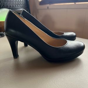 Black closed pumps